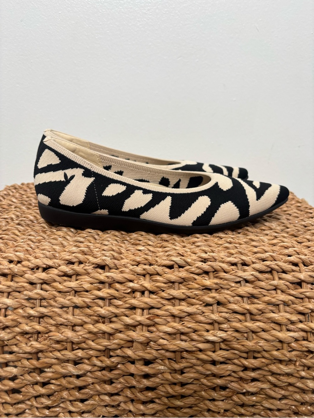 Vivaia Pointed Toe Knit Flats EU 38, Black/cream